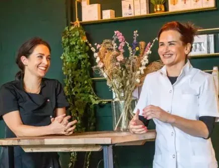 Kim en Merette staand
